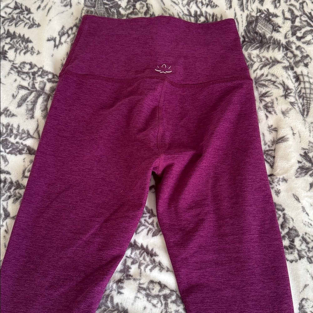Beyond Yoga Berry Leggings - Picture 4 of 10
